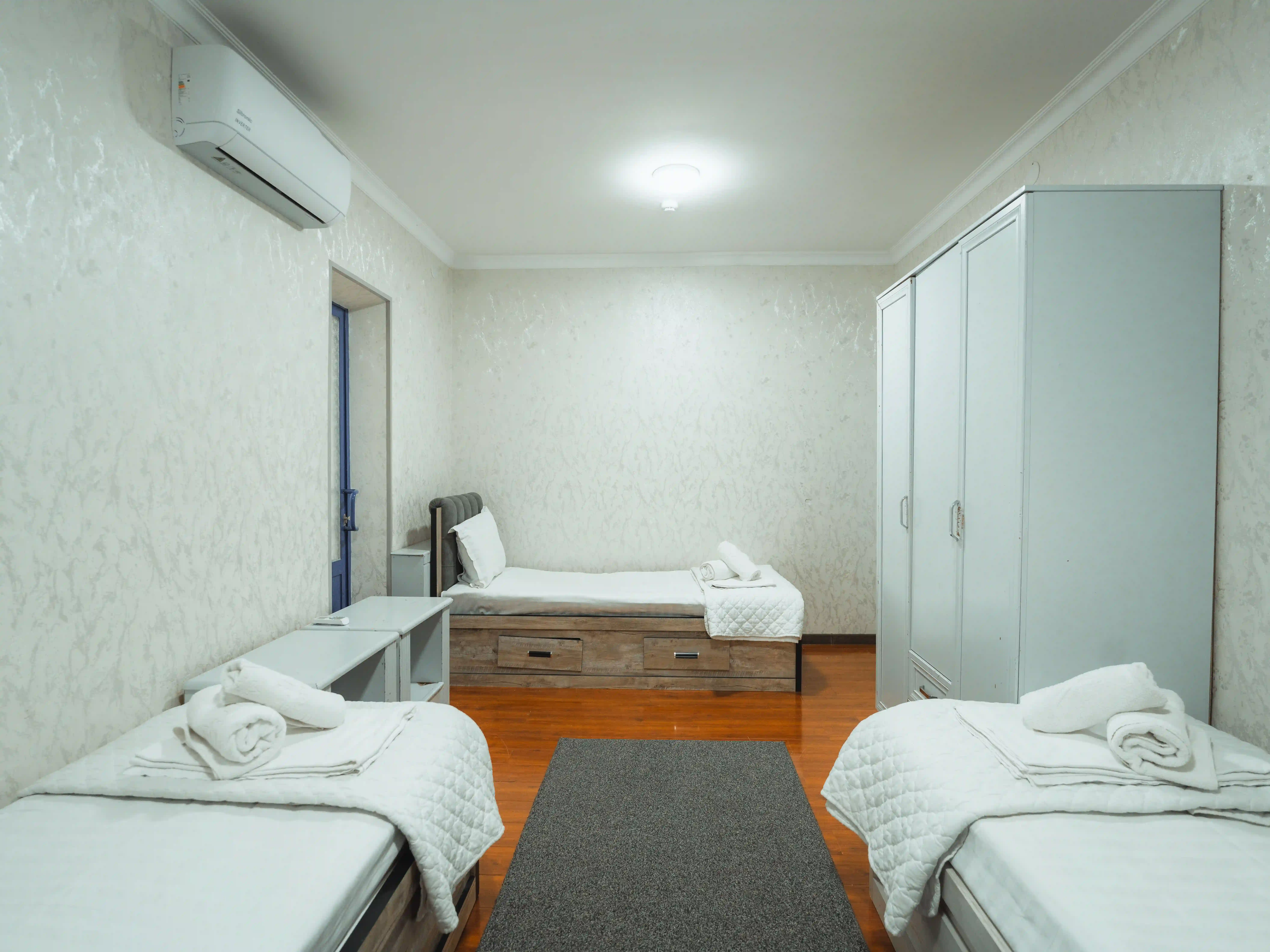 Semi-Luxe 3-person Room Interior 1