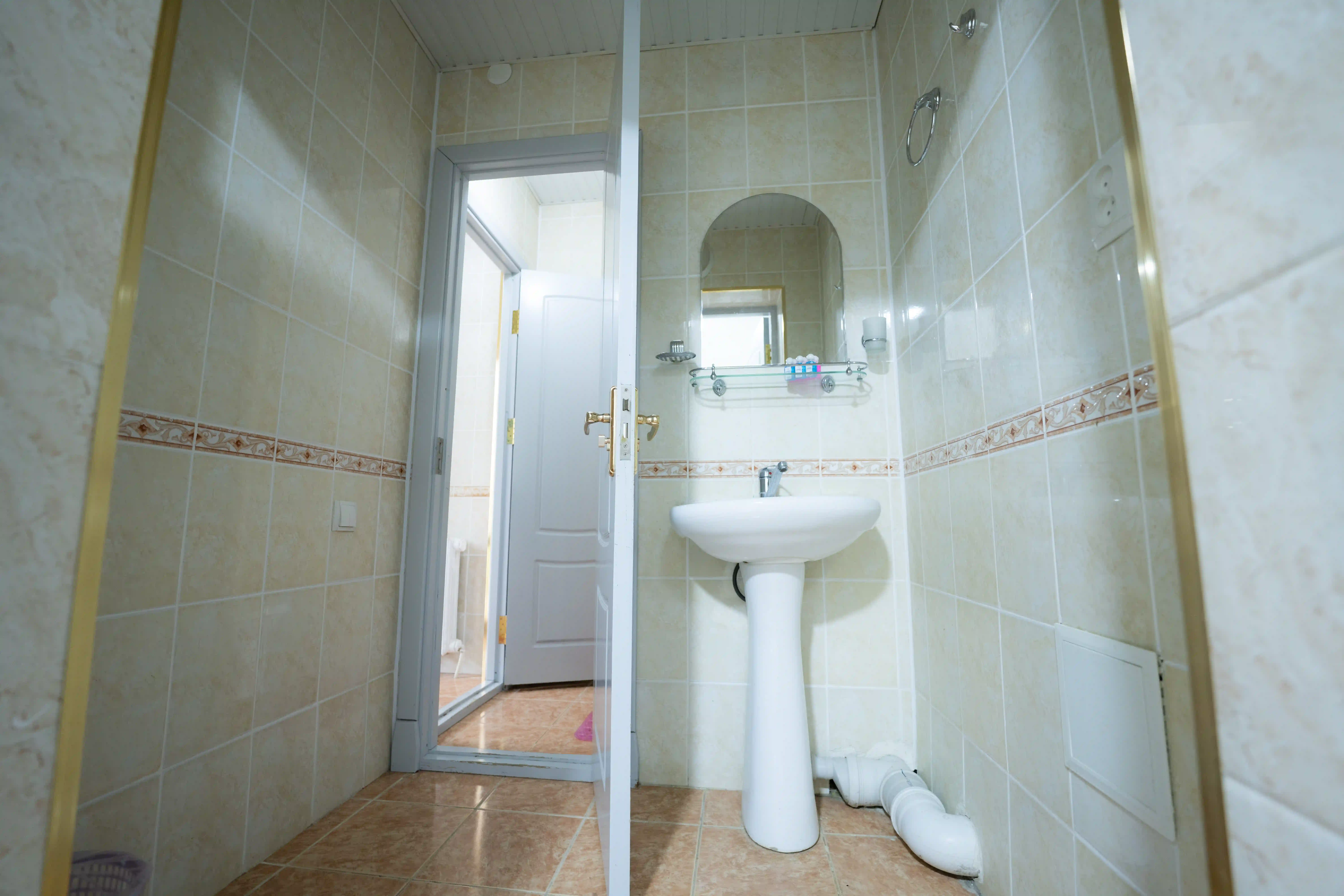 Semi-Luxe 3-person Room Interior 4